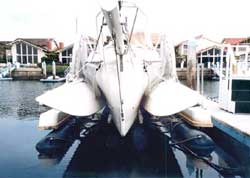 Amarrado en un pantalán hinchable