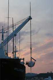 Cargando un monocasco en la cubierta