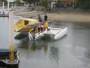 Un trimarán cargado encima de otro