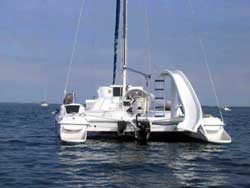Catamarán con tobogán incluído