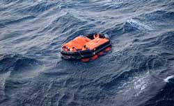 Náufragos en una balsa salvavidas