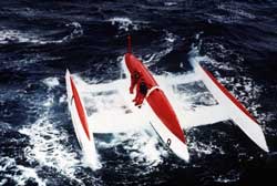 Trimarán volcado