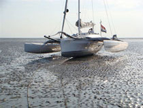 Barco varado en bajamar